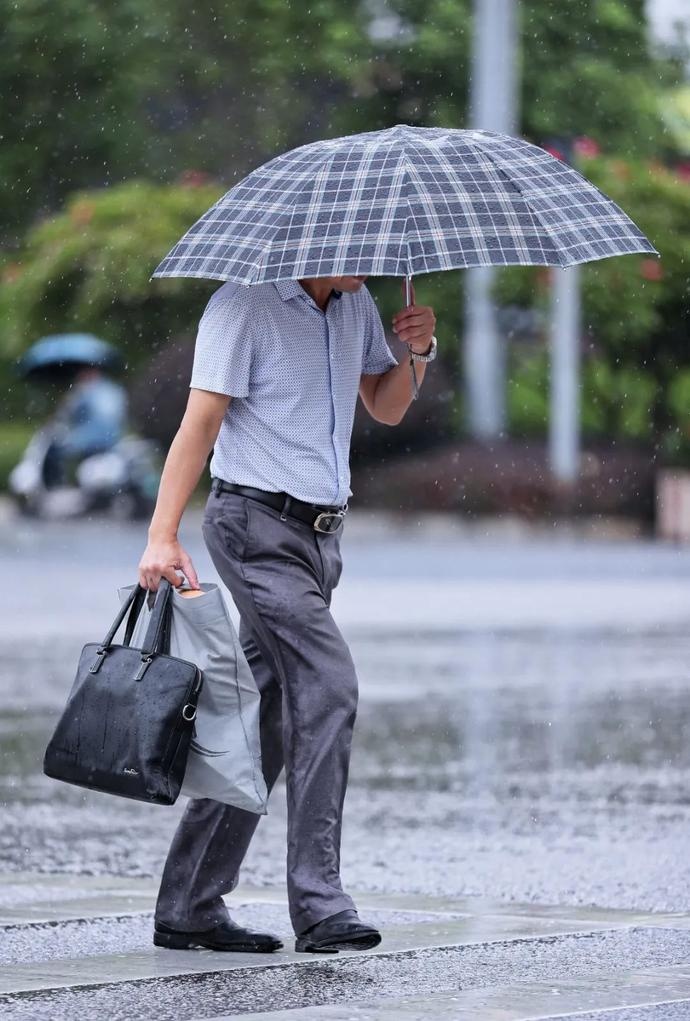 台风天,伞都被吹风fie了~今天,你顶风走雨了吗?