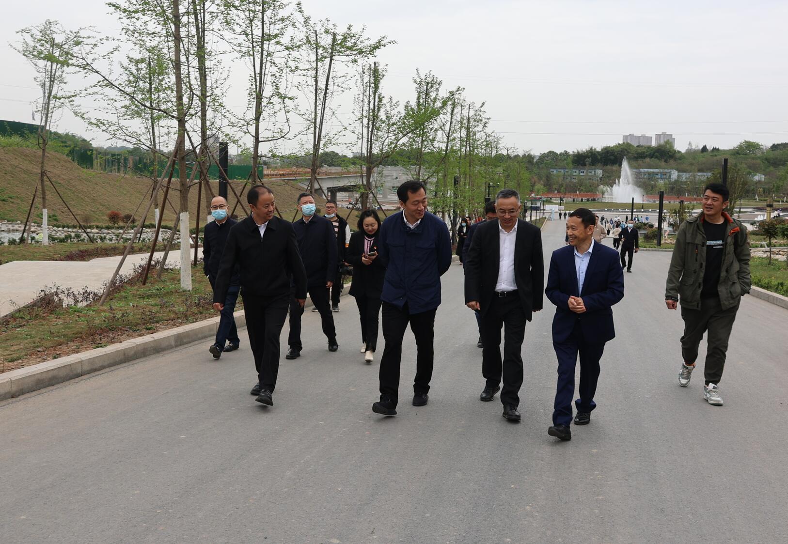 德阳市人民政府副市长向赟一行到校调研