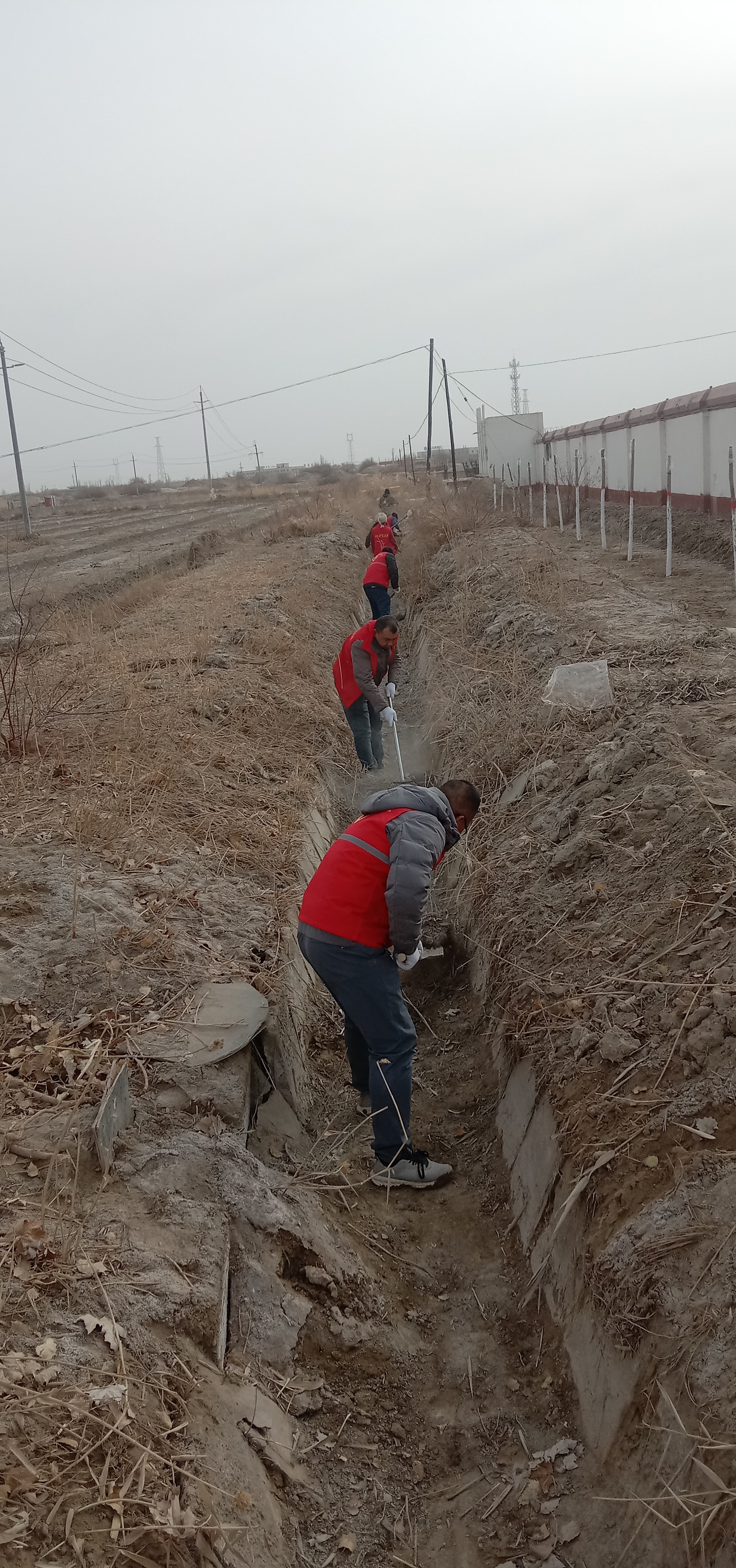 轮台县轮南镇:清理河道水渠 保障春耕灌溉用水