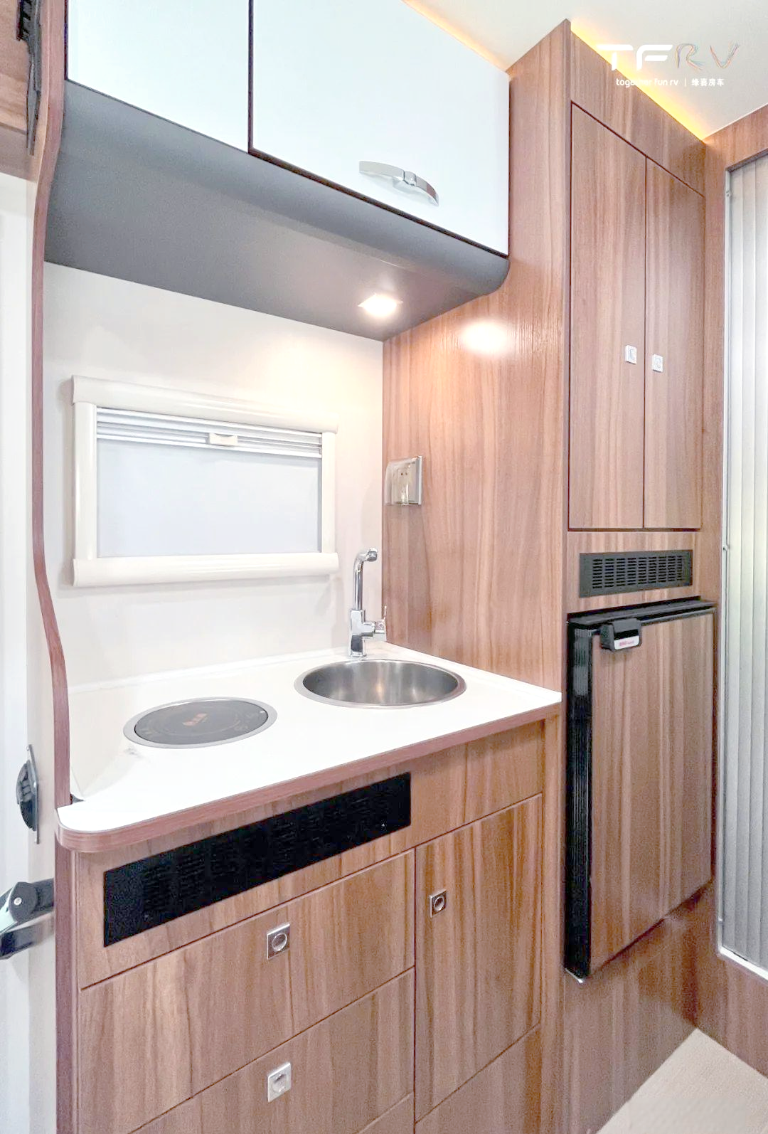 宇通c330大顶感恩版房车,配置齐全,舒适度极高,适合一家四口使用