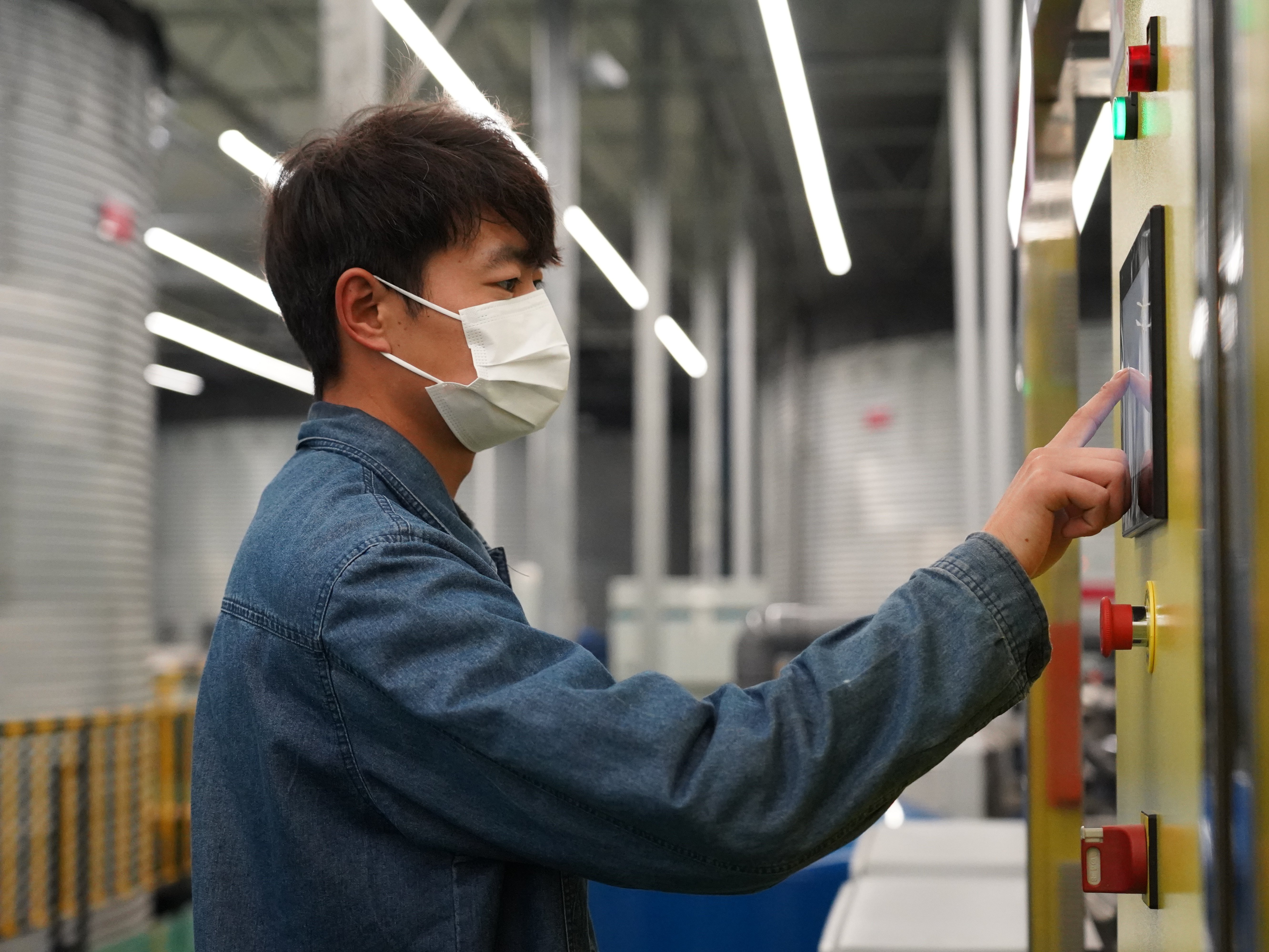 这里的工厂加班加点连轴转,工人们为何干劲满满?