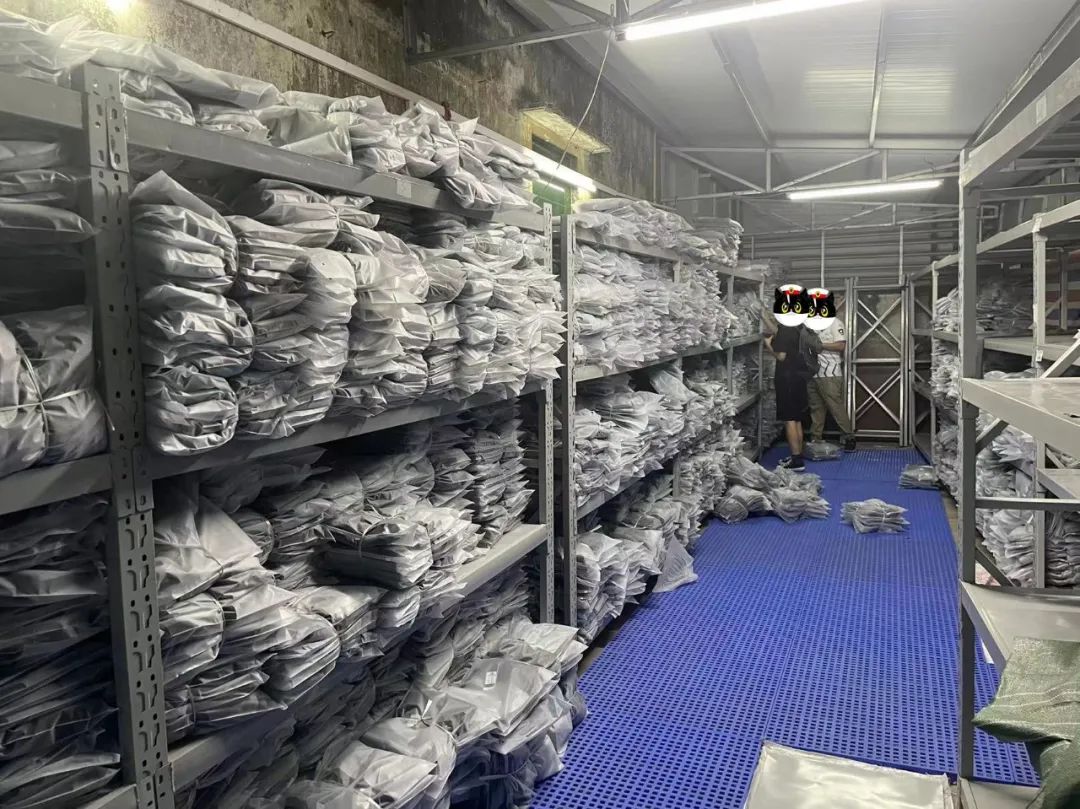 并迅速锁定涉案仓库及生产窝点位置假冒知名品牌服饰一间制衣厂涉嫌