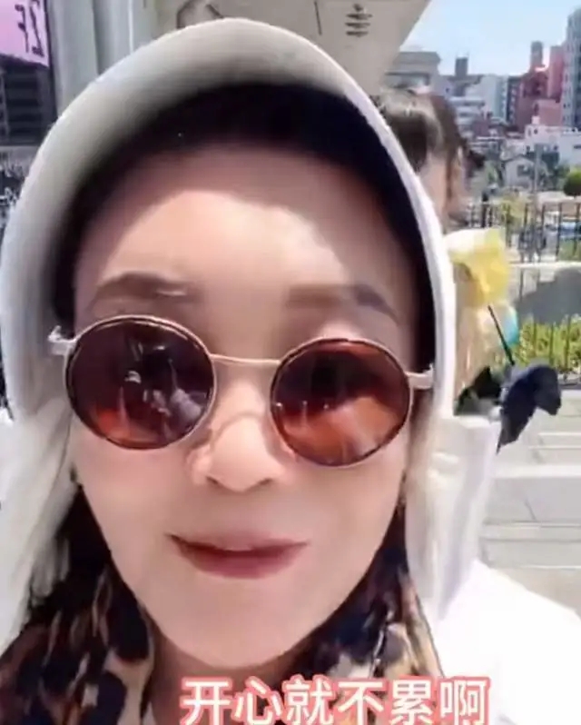 如愿以偿!张兰陪伴孙子孙女游泳享天伦之乐,汪小菲性格很儒雅