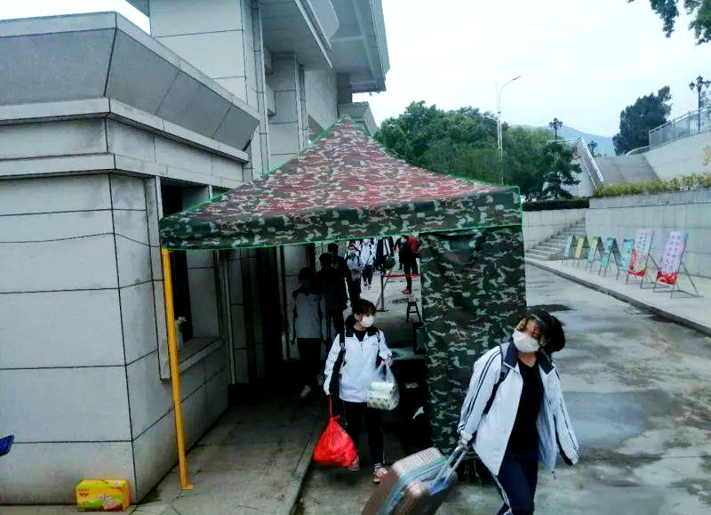 永春六中返校复课:党员先锋助力温暖开学季