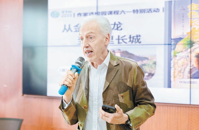 他是徒步穿越长城的首位外国人 威廉·林赛出新书给孩子讲长城故事