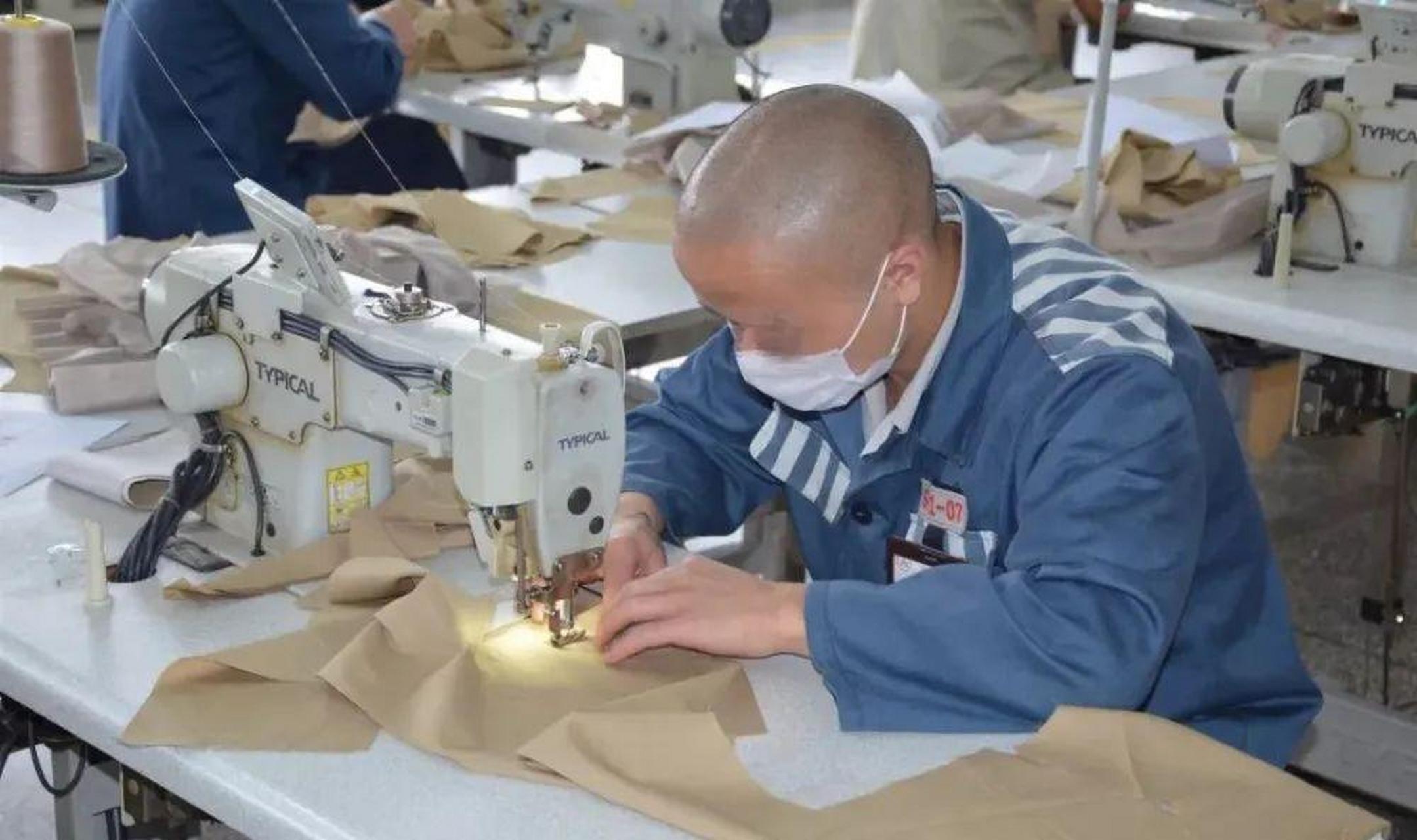 监狱里服刑,劳动改造是主要的.