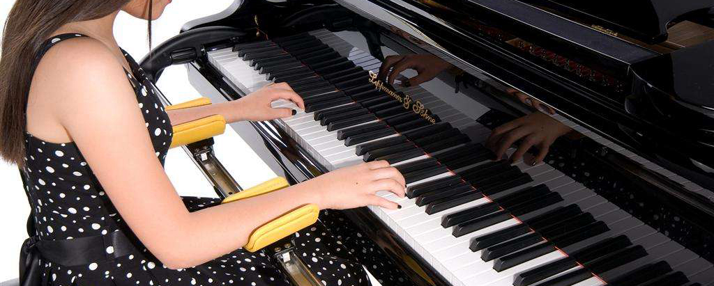 魔性笑声钢琴姐叫什么名字?