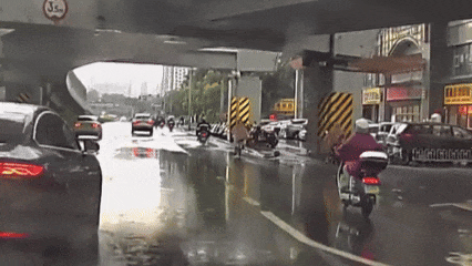 雨天被溅一身水可追责吗？海南交警回应-有驾