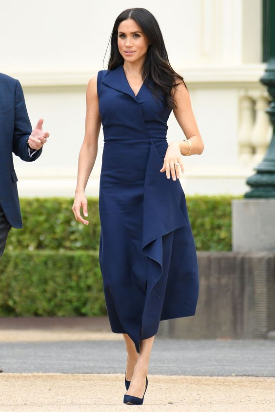 梅根穿无袖连衣裙太美了,有种英式淑女范儿!公主发型挺温柔