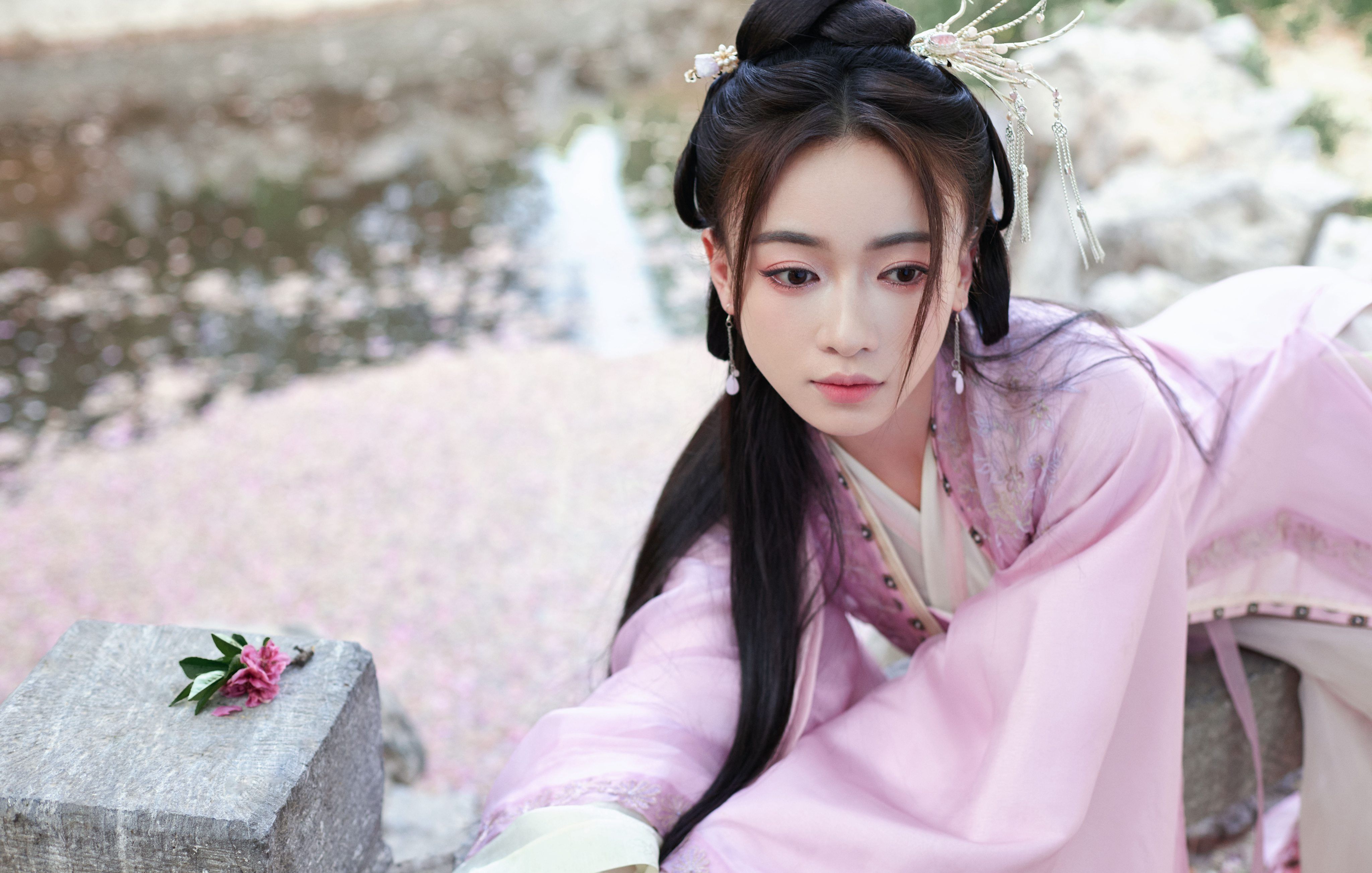 吴谨言粉红汉服游玩照