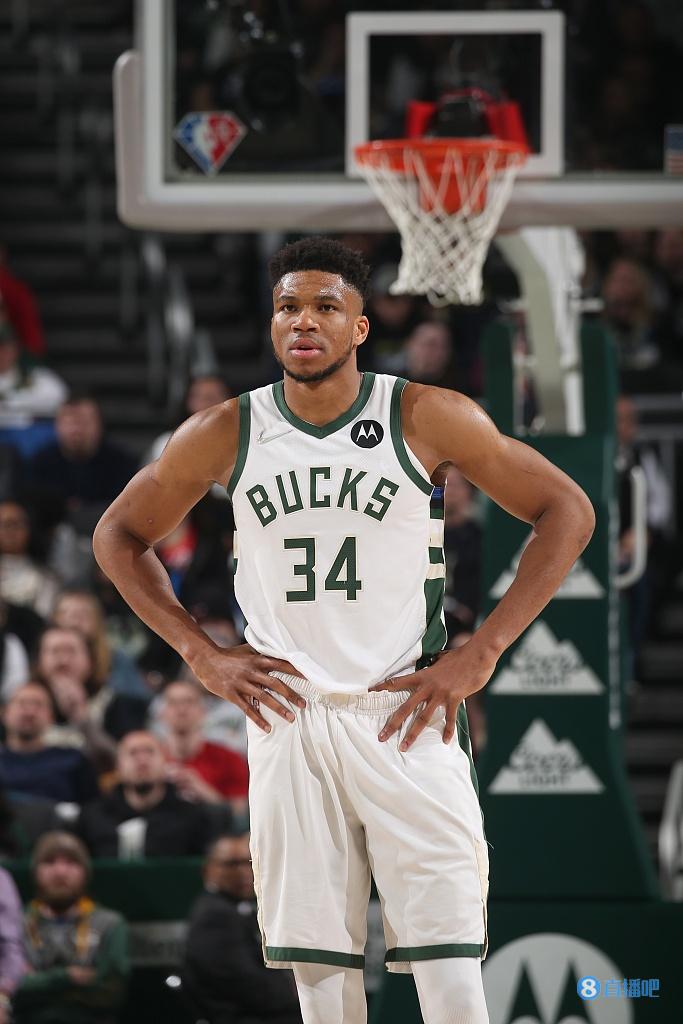 字母哥半场17分钟6中5砍14分11板 但失误5次!