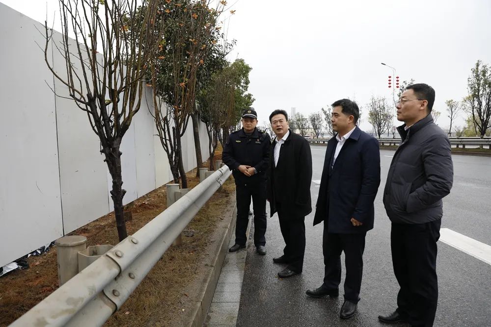 高辉红,胡俊峰现场督导重点区域环境卫生整治