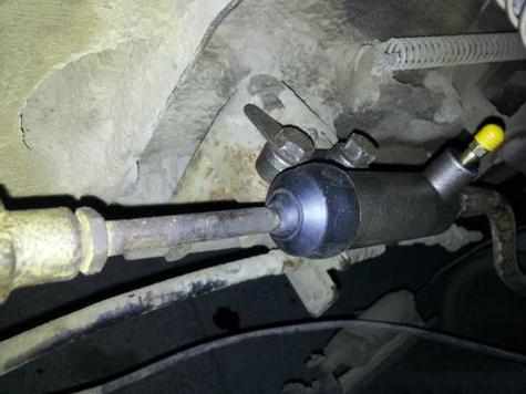 离合器分泵漏气怎么修