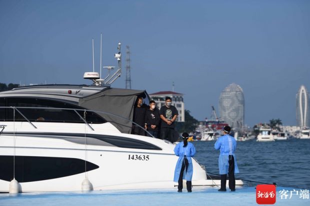 今年首批海南自貿港自駕遊進境遊艇在三亞進境