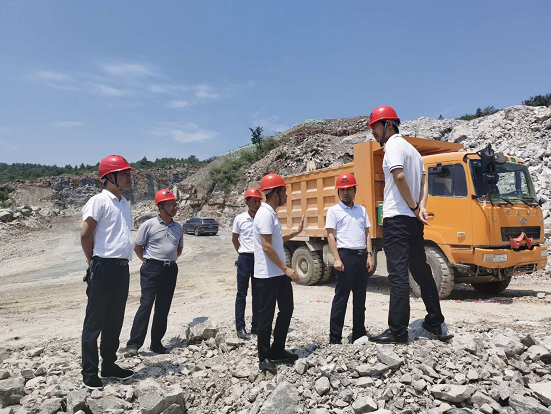 省自然资源厅矿业权处副处长刘豪,矿保处副处长潘君庆赴祁阳县潘市镇