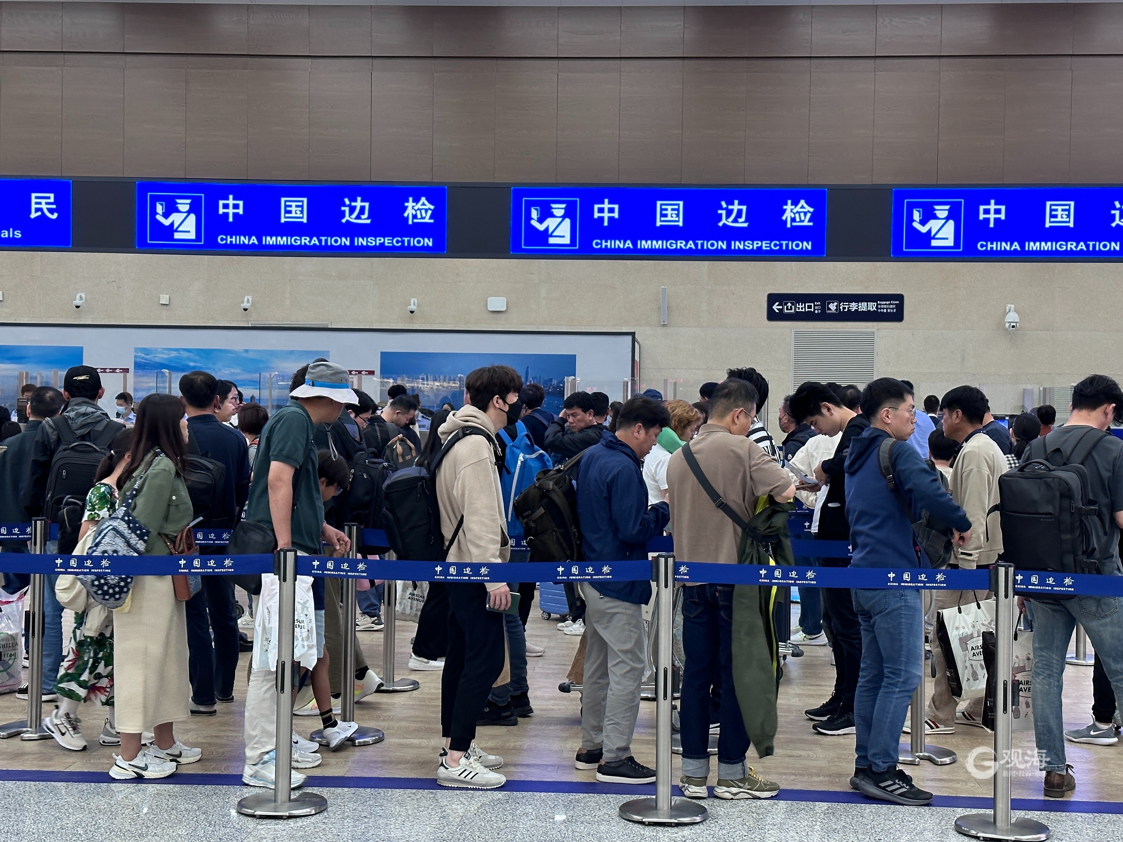 青岛机场边检站护航通关安全顺畅