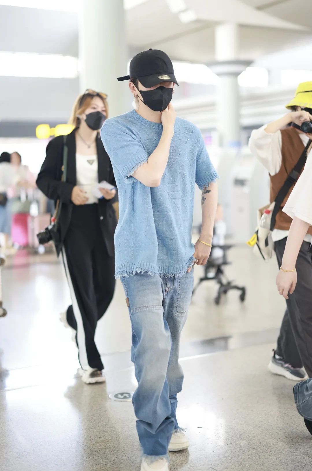 男星街拍范丞丞是街头酷酷蓝朋友周震南神秘到像去参加拍卖会坎爷是去