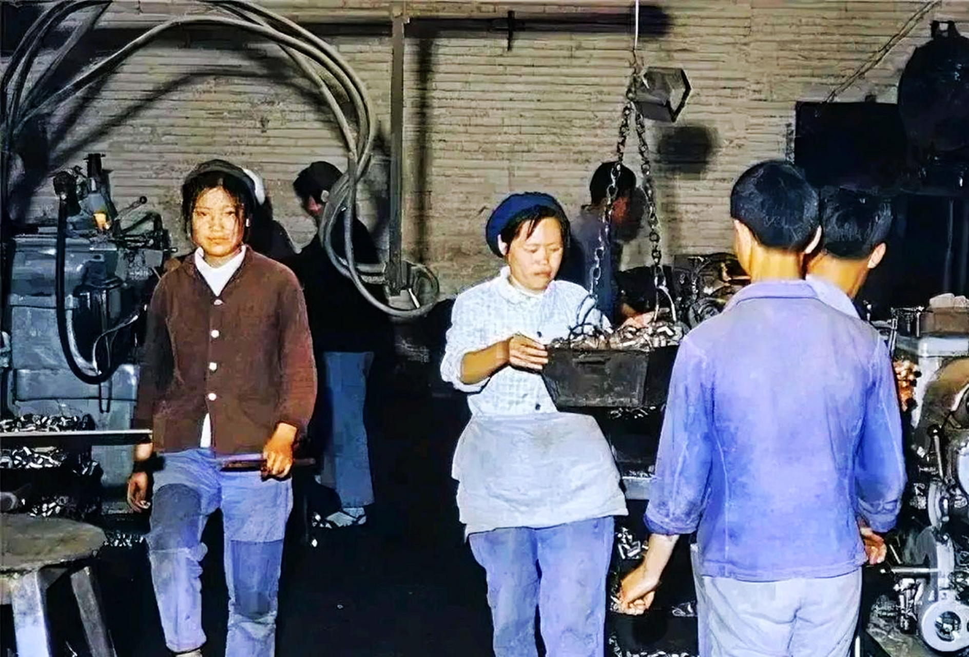 现在很多70年代的工人都不愿意踏进这样的工厂.