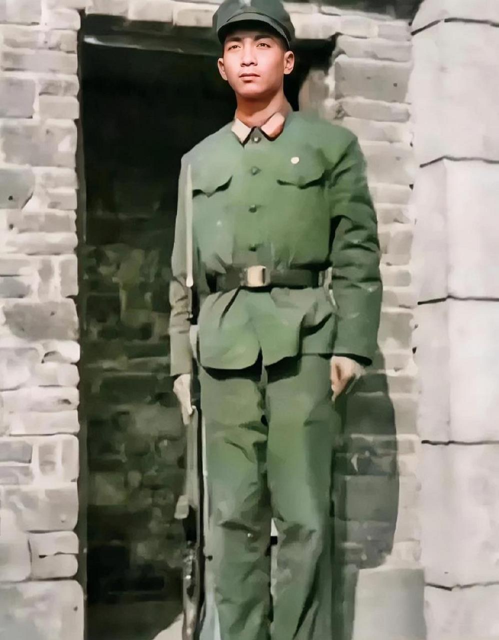 这名站岗的普通士兵,后来晋升为武警少将,他就是丁晓兵