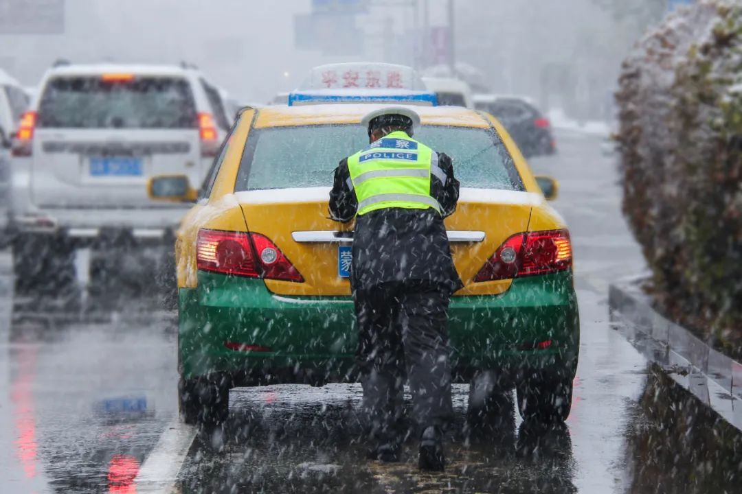 警察风雨兼程图片图片