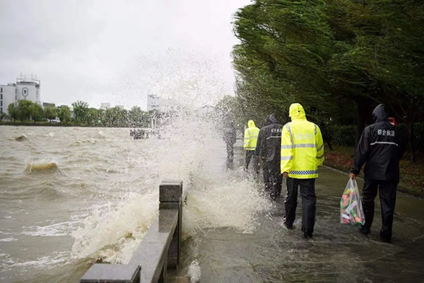 台风"烟花"来袭,江苏吴江党员干部奋战防汛防台第一线