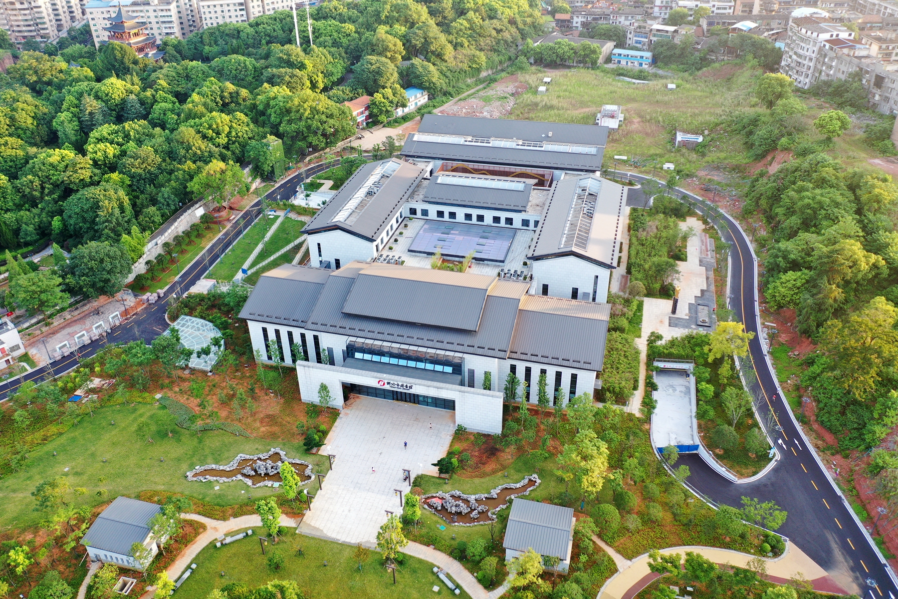 航拍总投资6亿的衡阳市新图书馆,装修及绿化已经完工