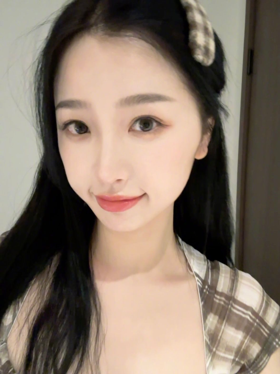 虞书欣格子裙搞怪自拍合集