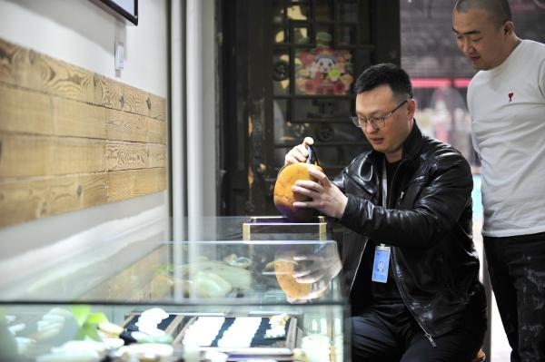 图片故事:"云上"鉴宝师