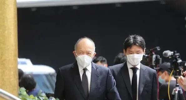 37岁霍启中罕露面,二房成员现身紧挨霍震霆