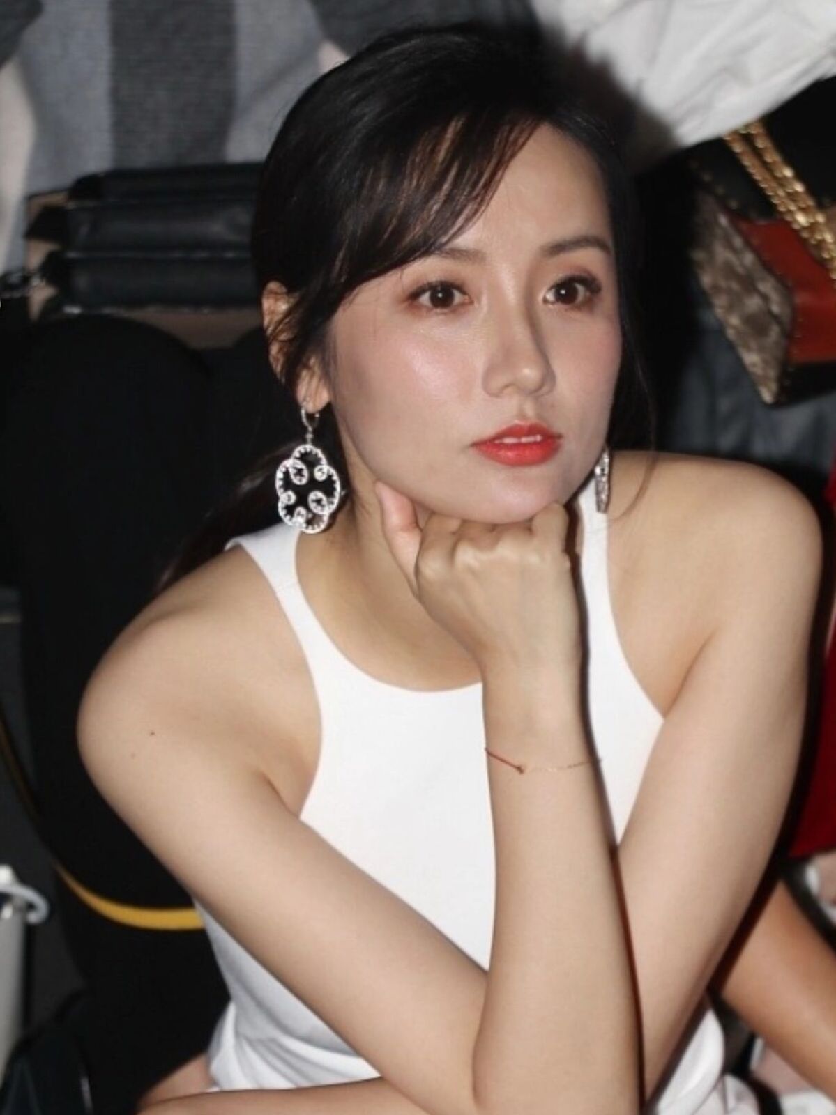 吕一的好气质藏不住,穿纯色白裙也显高贵,太养眼了