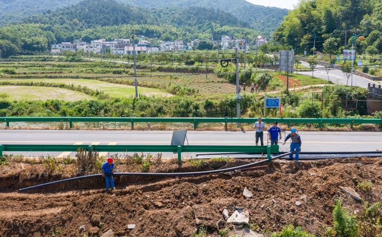 繁昌区峨山镇沈弄村,芜湖首创水务公司工作人员正在铺设供水管道