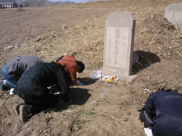 俗话说"坟头塌子孙稀,坟上无草绝家资,清明节上坟要留意一下