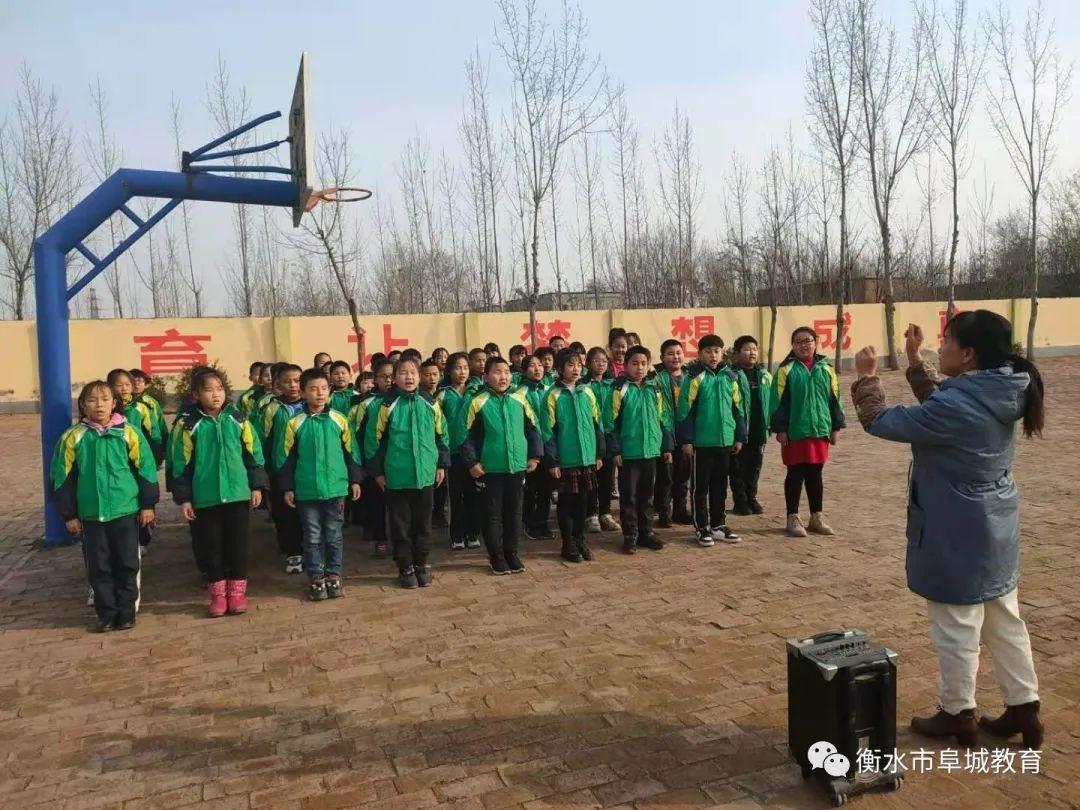 古城镇第二小学举行"团结进取 奋勇拼搏"歌咏体操比赛