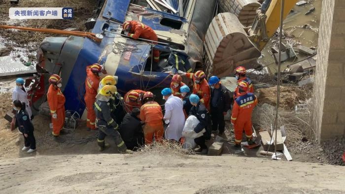 甘肅靖遠運煤火車車頭脫軌事故致3死1傷