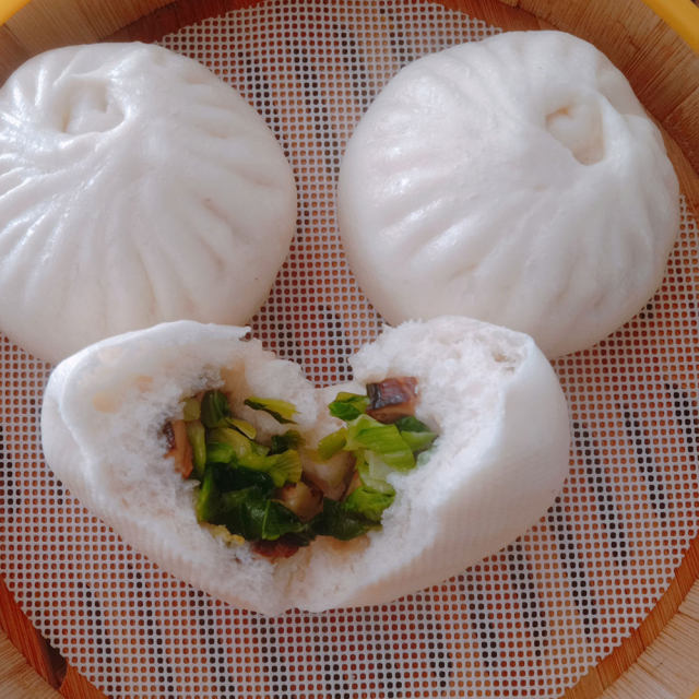 香菇青菜包,皮薄馅大,暄软鲜香