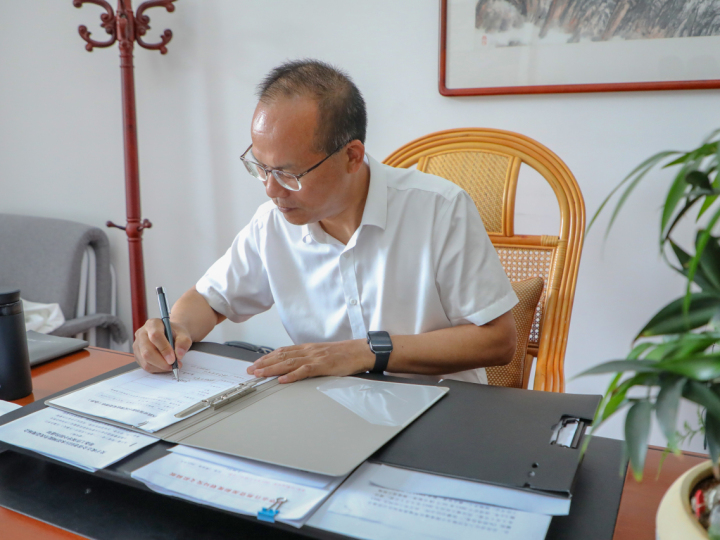 一个"跑男"和他的奔跑日志墙 记金华市婺城区委常委,副区长徐镜跃