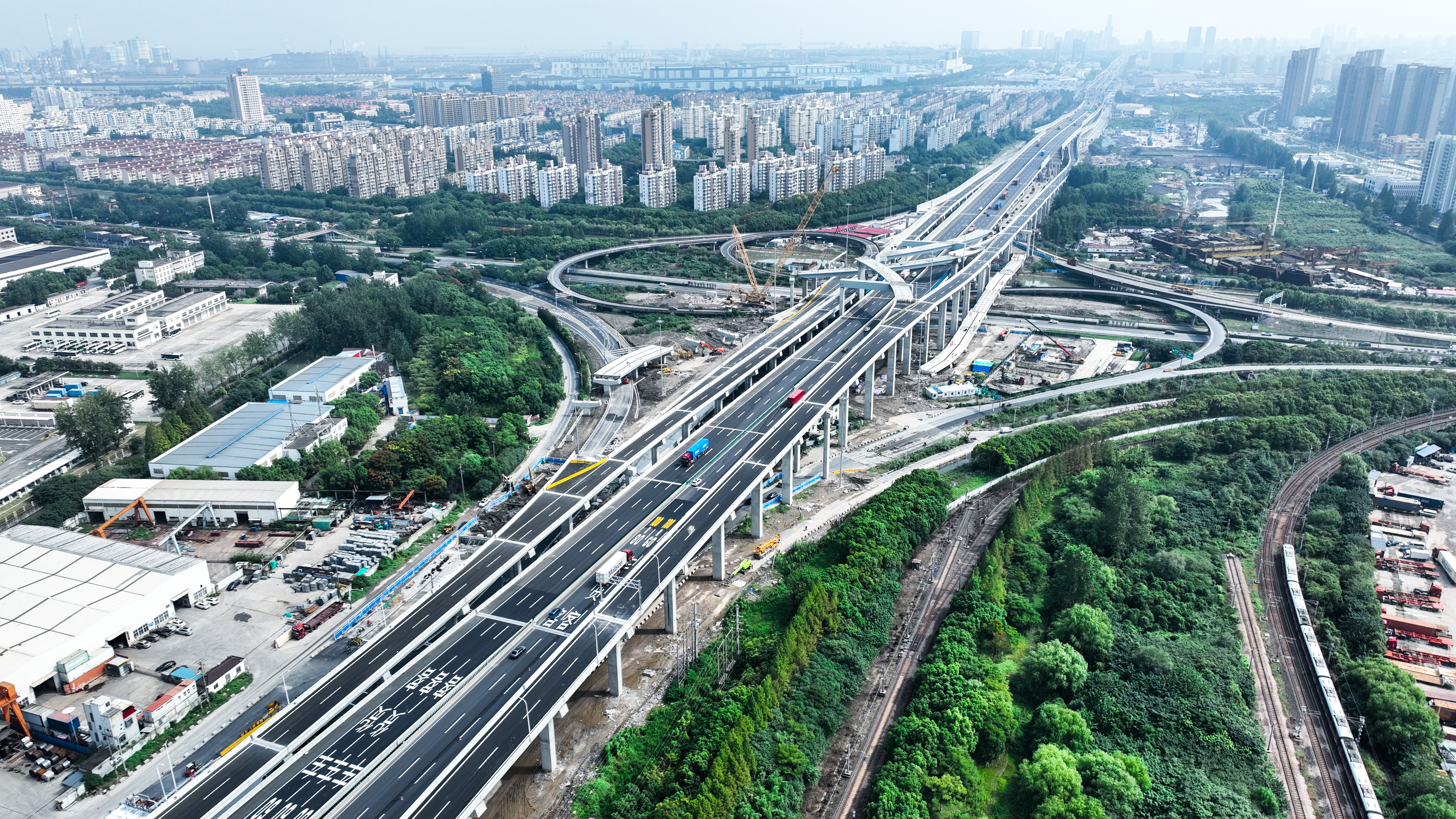 沿江通道浦西段g1503高速公路和同济高架路建成通车