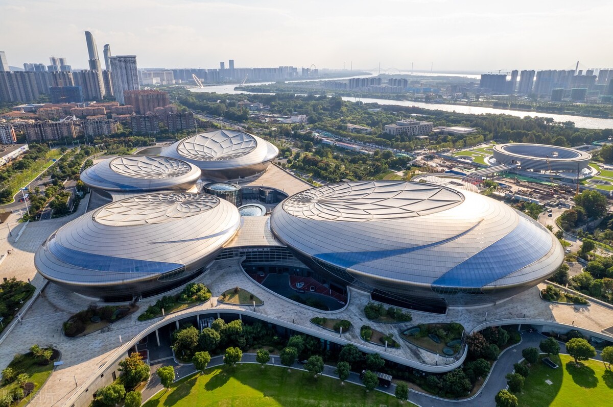 江苏南京位于建邺区河西新城的一处独特的文化瑰宝——江苏大剧院