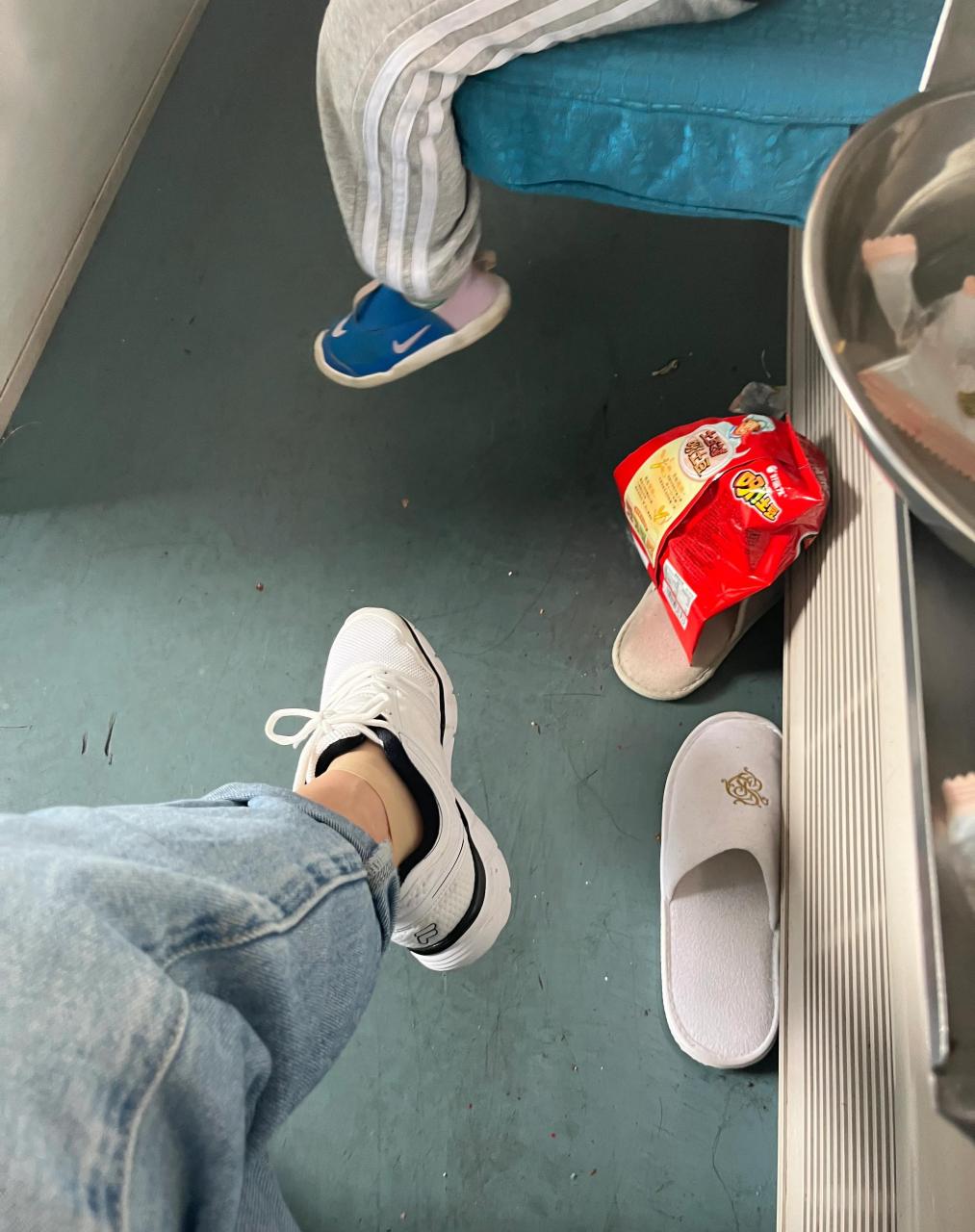 上铺来了俩小哥,一脱鞋,瞬间喘不上气了.