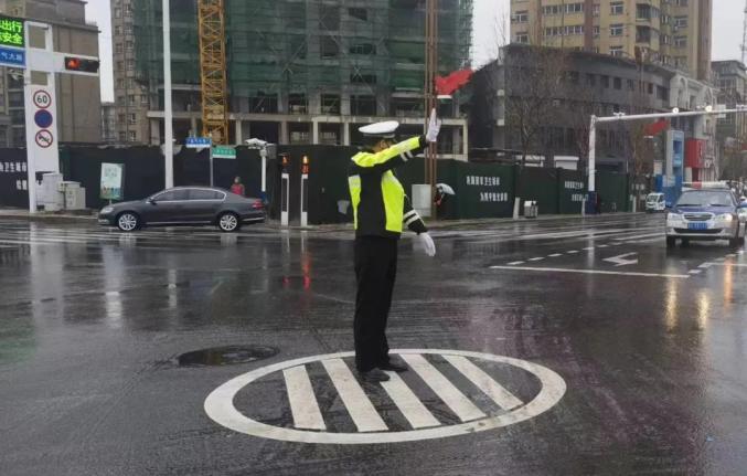 警色相伴 雨你同行