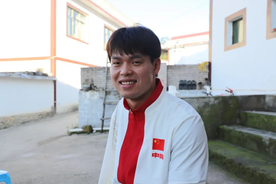 骄傲!凯里的独臂游泳冠军杨光龙