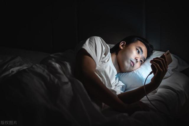 长期睡觉前玩手机的人,这些不良后果和疾病正悄悄靠近!