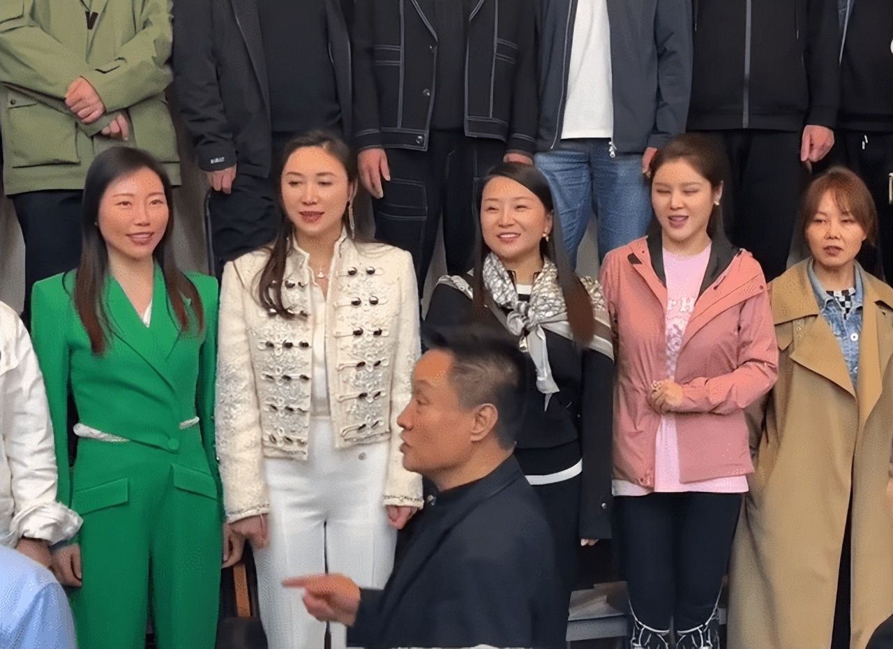 阎维文与学生聚会,与女学生牵手举止亲密,还与众多美女合影