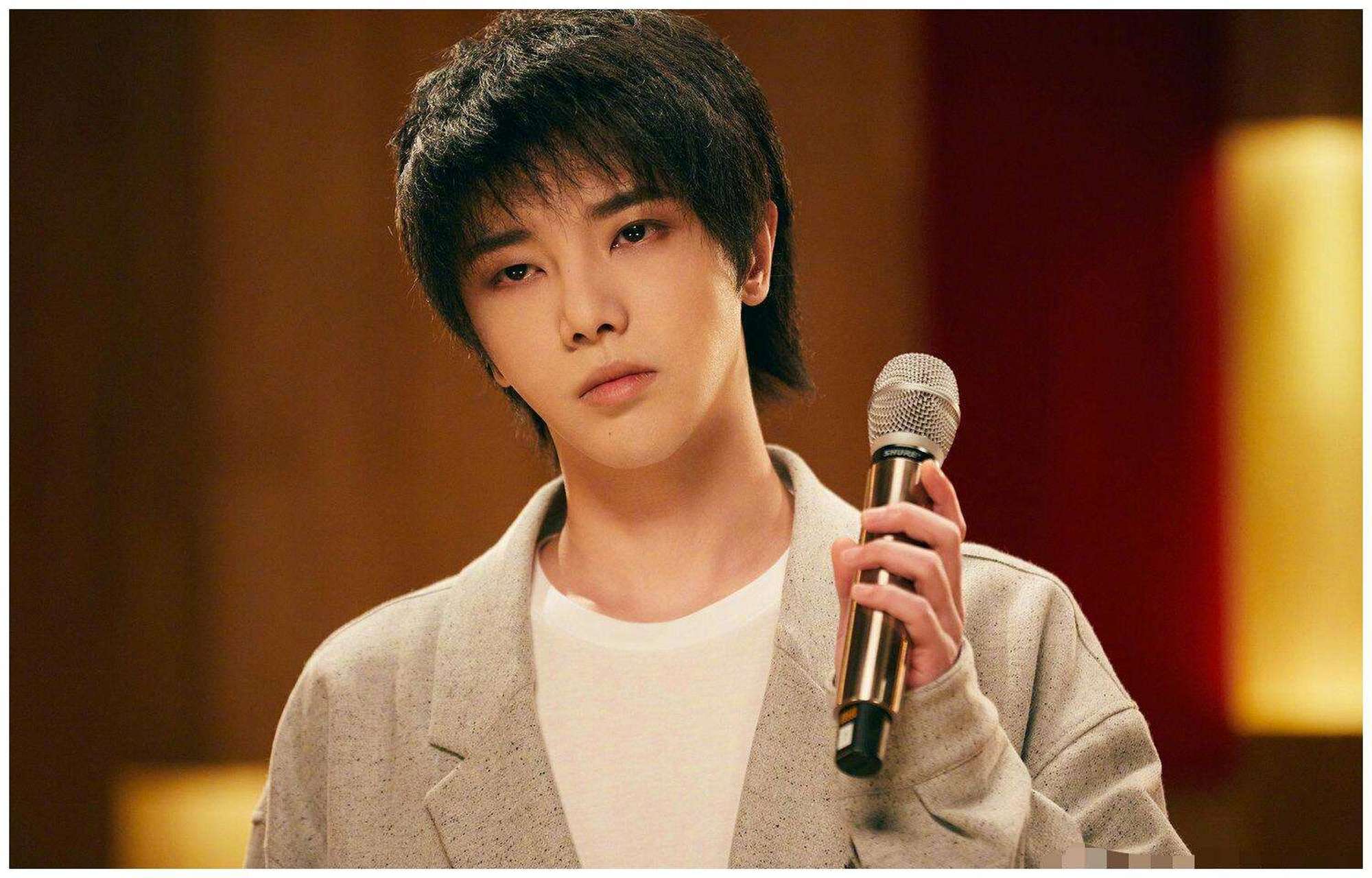 华晨宇有一个好的习惯,那就是唱歌时手拿话筒.所以观众喜欢他.