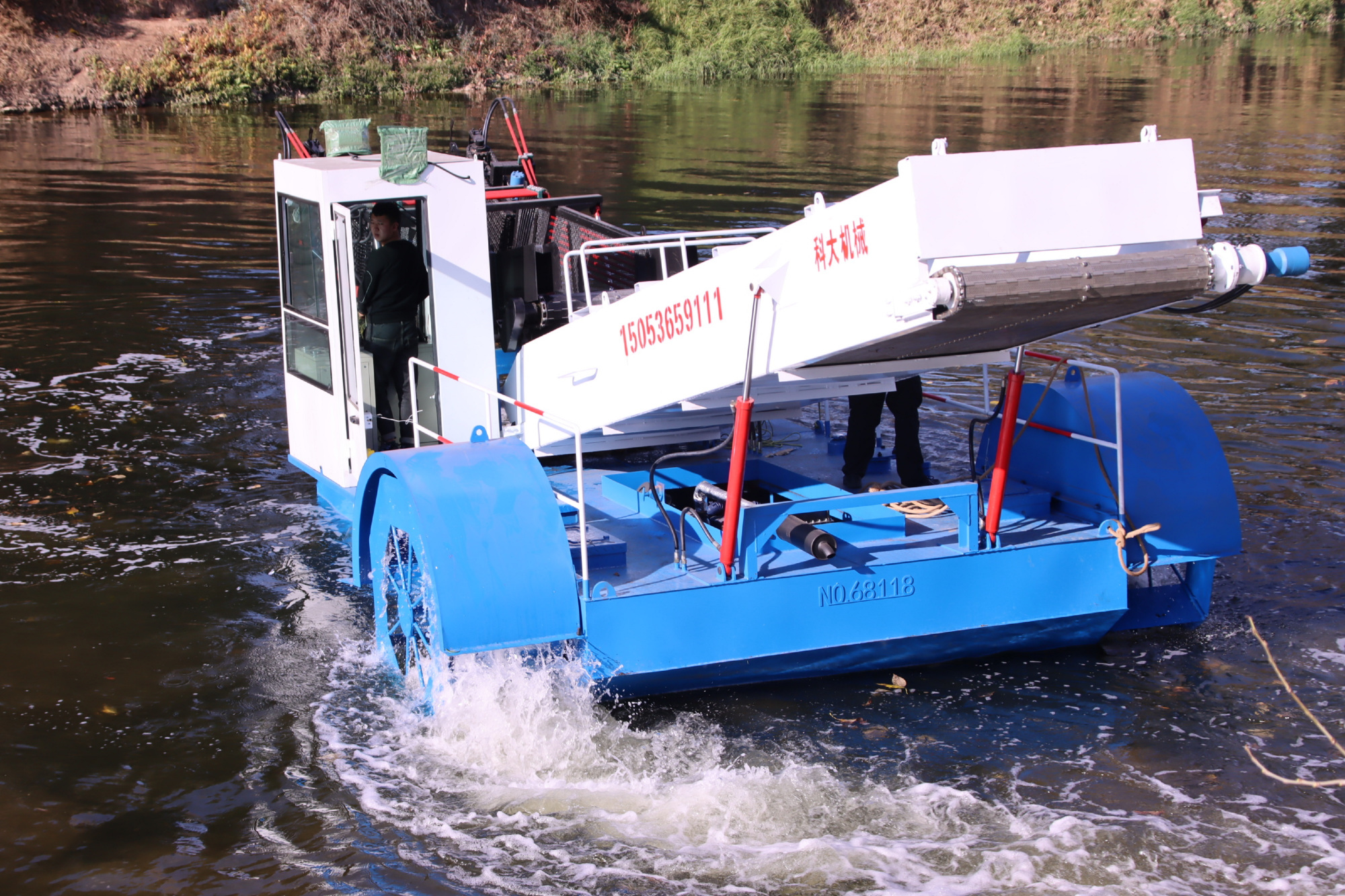 沿江街道南盘江首艘自动水面保洁船正式投入使用