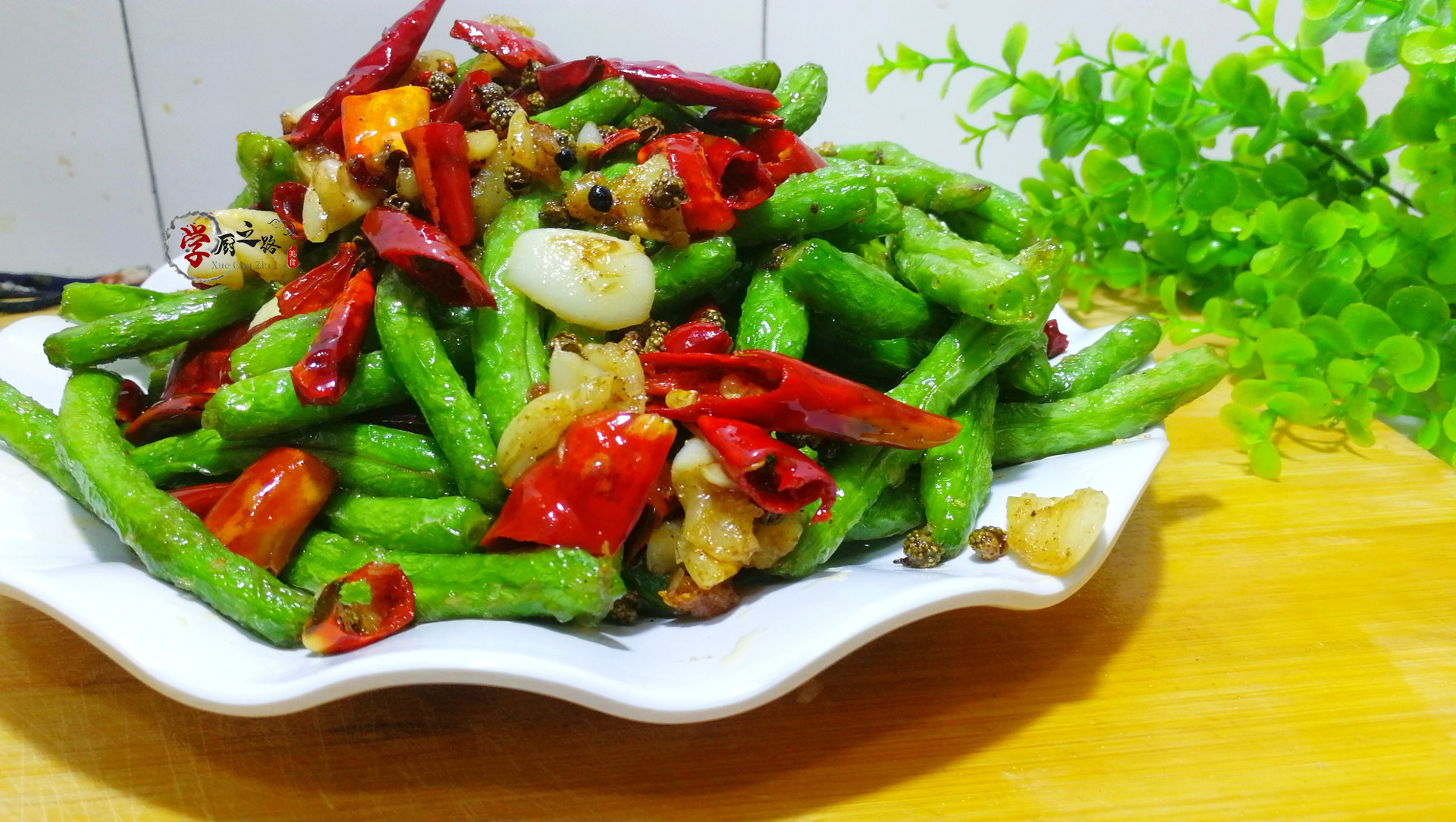 干煸四季豆卖相不好不入味?厨师长:翠绿诱人麻辣入味有诀窍