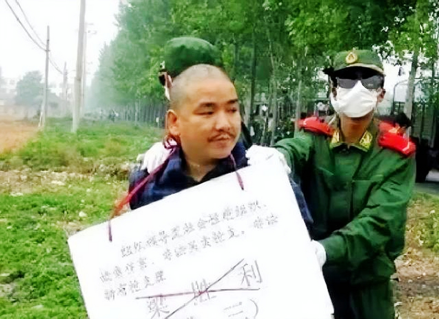 2003年,河南许昌,梁三在行刑前抽烟.他本名梁胜利,在许昌很有名.