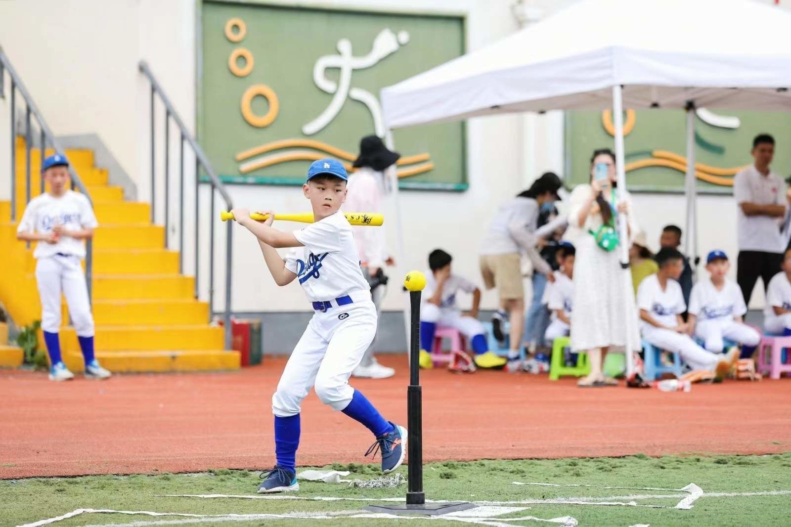 金华市湖海塘小学棒垒球队出战浙江省会员杯青少年棒垒球公开赛
