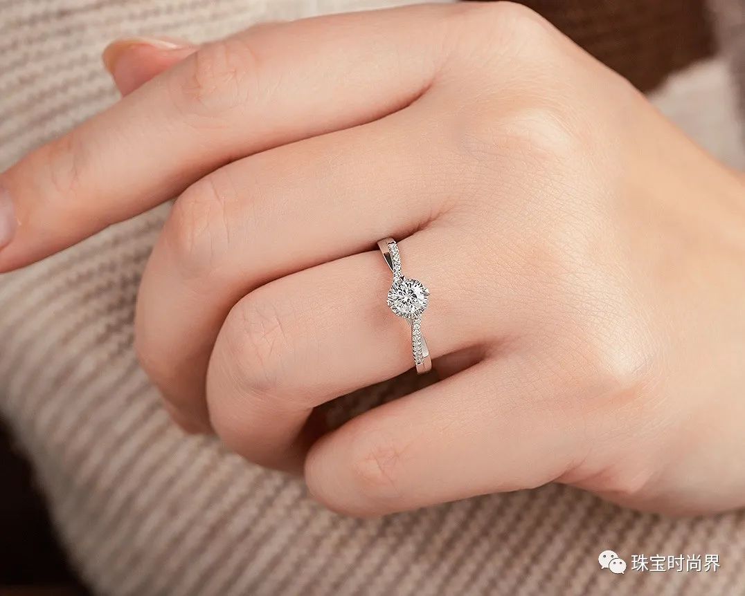 右手戴戒指有什么讲究吗,右手戴戒指的正确戴法