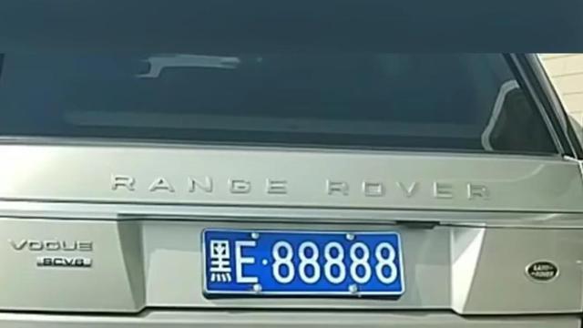 三亚偶遇黑e88888牌照车,曾挂路虎上和宾利上,现挂在最贵suv上